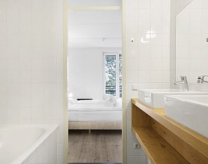 Badezimmer mit Doppelwaschbecken in Ameland State flat, Nes, Ameland.