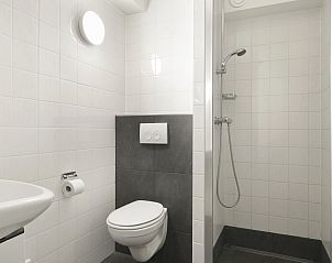 Moderne Dusche in toilet in Ameland State Apartment, Nes, Ameland.