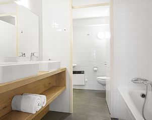 Gerumiges Badezimmer mit Badewanne in Ameland State flat, Nes, Ameland.