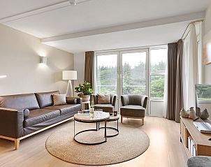 Gezellige woonkamer van Ameland State appartement in Nes, Ameland met uitzicht op de natuur.