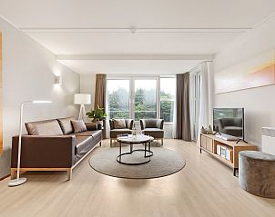 Lichte woonkamer van Ameland State 4-persoons appartement in Nes, Ameland met moderne inrichting.