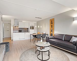 Open keuken en eetruimte in Ameland State appartement in Nes, Ameland, Waddeneilanden.