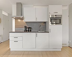 Compacte keuken in Ameland State appartement in Nes, Ameland met moderne apparatuur.