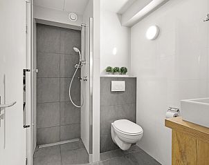 Stijlvolle badkamer in Ameland State 4-persoons appartement in Nes, Ameland met douche.