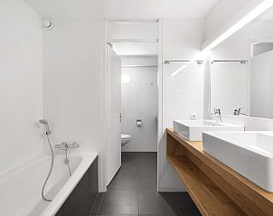 Luxe badkamer met bad in Ameland State 4-persoons appartement in Nes, Ameland.