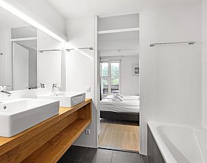 Badkamer met dubbele wastafel in Ameland State appartement in Nes, Ameland, ideaal voor gezinnen.