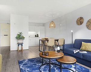 Detail des Wohnzimmers in der Ameland State flat, Nes, mit Wein und Glsern auf dem Tisch.