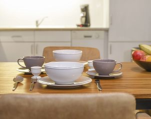 Esstisch mit Sthlen in Ameland State flat, Nes, Ameland, geeignet fr gemtliche Mahlzeiten.