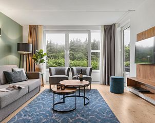 Auenansicht der Ameland State 4-Personen-Wohnung in Nes, Ameland mit Balkon und Terrasse.