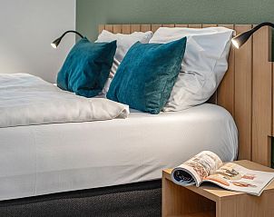 Badezimmer mit Doppelwaschbecken in Ameland State 4-Bett-Wohnung in Nes, Ameland.