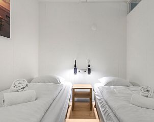 Modernes Badezimmer mit Badewanne und Toilette in Ameland Staatliche 4-Personen-Wohnung in Nes, Ameland.