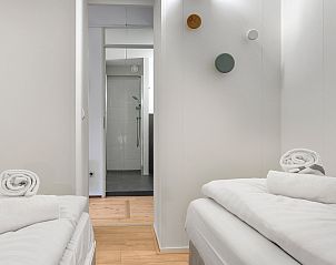 Dusche und Toilette in Ameland State 4-Personen-Wohnung in Nes, Ameland.