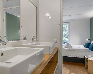 Zweites Schlafzimmer mit zwei Einzelbetten in Ameland State 4-Bett-Wohnung in Nes, Ameland.