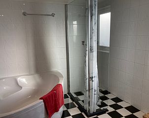 Luxe badkamer met bad en douche in Campanula vakantiehuis, Ballum, Ameland, Waddeneilanden.