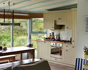 Gezellige keuken in vakantiehuis Zout, Buren, Ameland met uitzicht op de groene duinen.