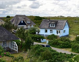 Prachtig uitzicht op Zout bungalow en omliggende natuur in Buren, Ameland vanaf de duinen.