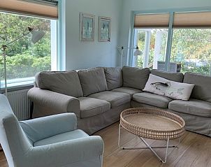Lichte en gezellige woonkamer in Zout vakantiehuis, Buren, Ameland met comfortabele meubels.