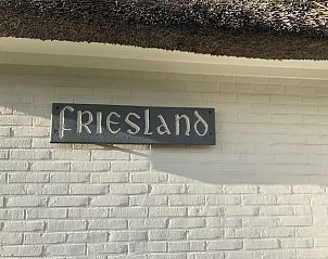 Gevel van vakantiehuis Friesland in Buren, Ameland met naamplaat op de Waddeneilanden.