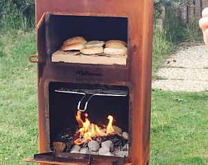 Houtgestookte oven in de tuin van vakantiehuis Friesland in Buren, Ameland, Waddeneilanden.