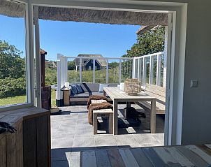 Zonnig terras van vakantiehuis Friesland in Buren, Ameland met zitgelegenheid op de Waddeneilanden.