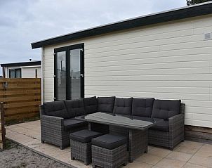 Geniet van het terras bij Chalet Zeester, een stacaravan in Buren, Ameland, met comfortabele zitplek voor een ontspannen verblijf.