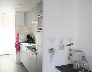 Moderne keuken in Chalet Zeester, stacaravan in Buren, Ameland. Geniet van een compleet ingerichte binnenruimte op de Waddeneilanden.