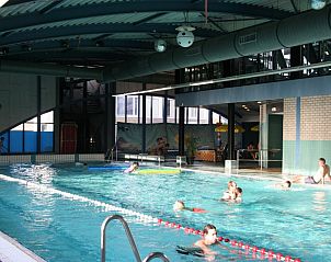 Ontspannen in het zwembad van Chalet Zeester, stacaravan in Buren, Ameland, Waddeneilanden, omringd door rustgevende natuur.