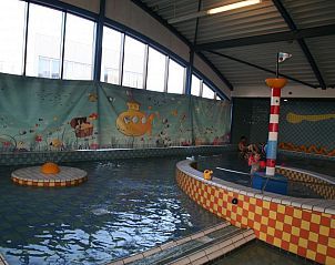 Ontspannend binnenzwembad bij Chalet Zeester, stacaravan in Buren, Ameland. Perfect voor gezinnen op de Waddeneilanden.