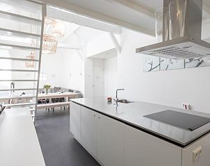 Moderne keuken in De Dorsvloer vakantiehuis, Domburg, Walcheren met ruime kookeiland en veel licht.