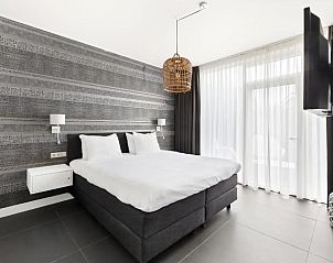 Comfortabele slaapkamer in De Dorsvloer, Domburg, Walcheren met moderne inrichting en veel lichtinval.