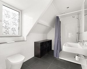 Stijlvolle badkamer in De Dorsvloer appartement, Domburg, Walcheren met moderne voorzieningen.