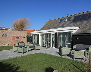 Buitenterras van De Dorsvloer vakantiehuis in Domburg, Walcheren met comfortabele zitplaatsen.