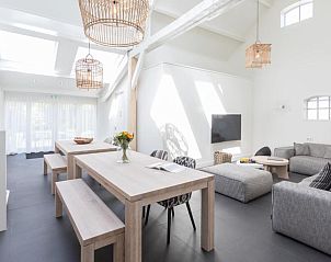 Lichte en ruime woonkamer in De Dorsvloer, Domburg, Walcheren met moderne inrichting.