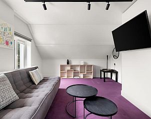 Moderne woonkamer in De Dorsvloer, Domburg, Walcheren met comfortabele banken en stijlvolle inrichting.