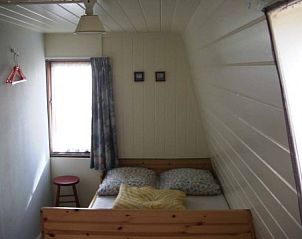 Gemtliches Schlafzimmer im Ferienhaus Huisje Schier auf Schiermonnikoog, ideal fr eine erholsame Nachtruhe auf den Watteninseln.