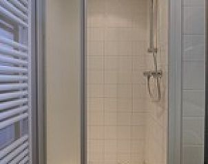 Stilvolles Badezimmer mit Dusche im Ferienhaus Huisje Schier auf Schiermonnikoog, Watteninseln, fr hchsten Komfort.