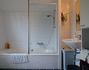 Modernes Badezimmer im Ferienhaus Scheirmonnikoog auf Schiermonnikoog, Watteninseln.