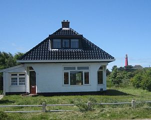 Zeerust vakantiehuis op Schiermonnikoog met uitzicht op de vuurtoren, omgeven door natuur op de Waddeneilanden.
