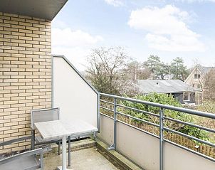 Priv balkon in Vitamaris appartement op Schiermonnikoog met uitzicht op de rustige omgeving.