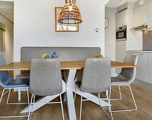 Moderne keuken in Vitamaris appartement op Schiermonnikoog, compleet uitgerust voor culinaire avonturen.
