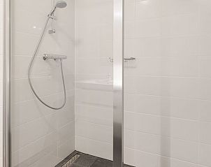 Moderne douche in Vitamaris appartement, biedt een verfrissende ervaring op Schiermonnikoog.