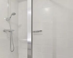 Moderne douchecabine in Vitamaris appartement, biedt comfort en luxe op Schiermonnikoog.