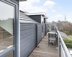 Ruim balkon met zitgelegenheid in Vitamaris appartement, perfect voor ontspanning op Schiermonnikoog.