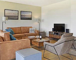 Comfortabele zithoek in Vitamaris appartement, Schiermonnikoog, met moderne inrichting.