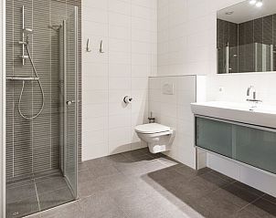 Moderne badkamer in Vitamaris 4-persoons appartement op Schiermonnikoog, met douche en toilet.
