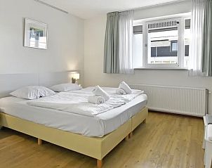 Slaapkamer in Vitamaris appartement op Schiermonnikoog, met tweepersoonsbed en frisse uitstraling.