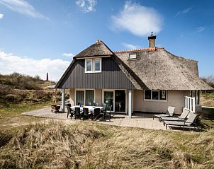 Geniet van het terras van Villa Zonneberg, een prachtig vakantiehuis in Schiermonnikoog, ideaal voor ontspanning op de Waddeneilanden.
