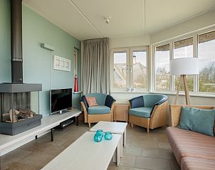 Gezellige woonkamer van Villa Zonneberg in Schiermonnikoog, vakantiehuis met comfortabele zithoek en open haard op de Waddeneilanden.