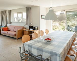 Ruime eetkamer in Villa Zonneberg, vakantiehuis op Schiermonnikoog, met uitzicht op de groene omgeving van de Waddeneilanden.