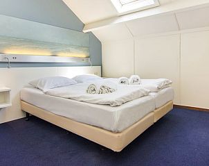 Slaapkamer met tweepersoonsbed in Vitamaris appartement op Schiermonnikoog, Waddeneilanden.